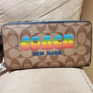 100% Authentic COACH ACCORDION ZIP WALLET NEW